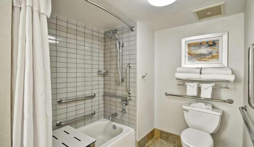 King Suite with Accessible Tub - Mobility and Hearing Access/Non-Smoking