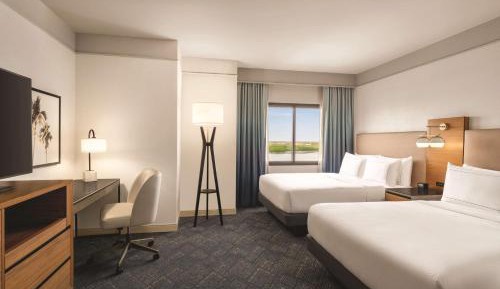 Queen Room with Two Queen Beds -Bay/Pool View