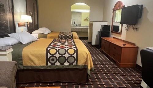 Queen Room with Two Queen Beds and Bath Tub - Mobility/Hearing Accessible - Non-Smoking