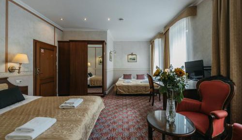 Deluxe Family Room