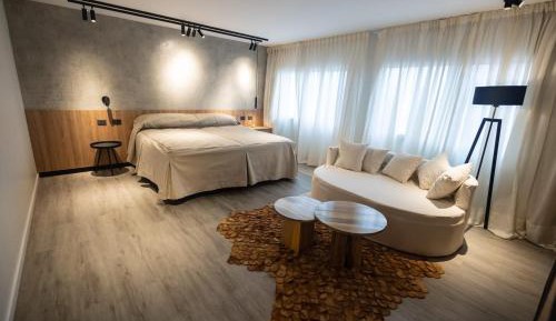 Deluxe Suite with Spa Bath