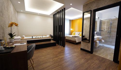 Suite with Hot Tub