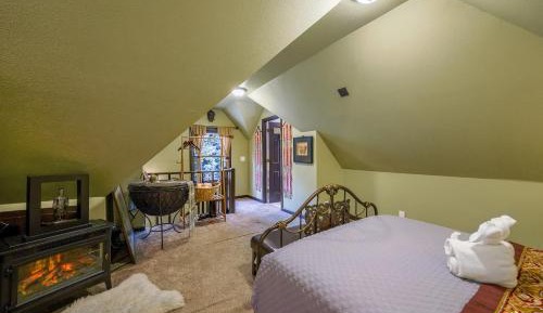 Deluxe Double Room (2 Adults + 1 Child)