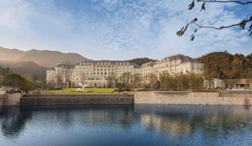 Deluxe King room with River View and Balcony