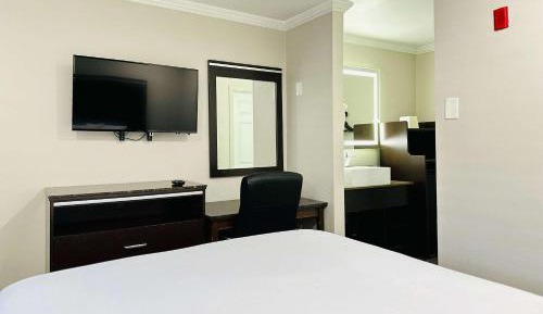 Standard Room, 1 Queen Bed, Accessible Roll-In Shower, Non Smoking