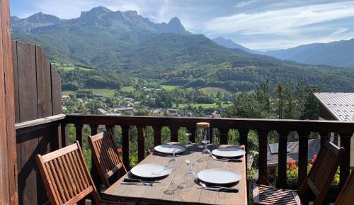Apartment with Mountain View