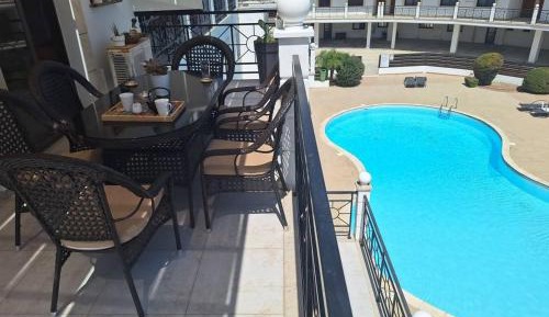 Apartment with Pool View 