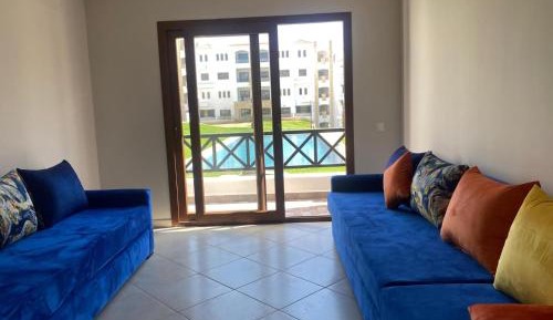 Apartment with Pool View 