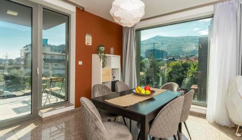 Apartment with Mountain View