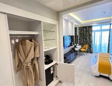 Deluxe Pool View Room