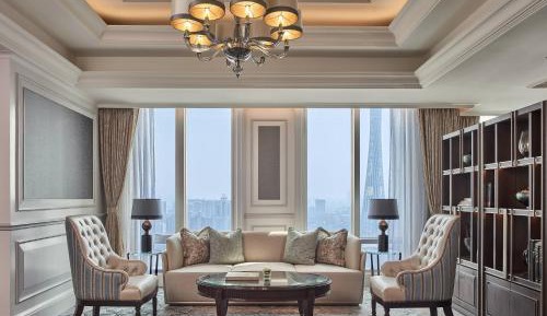 Club City View King Room