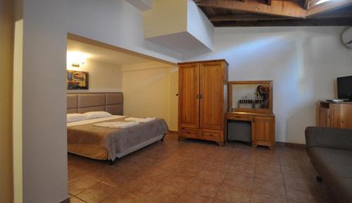 Family Room (2 Adults + 2 Children)