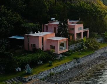 Suite with Lake View - White Room