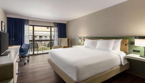 King Room with Pool View and Balcony