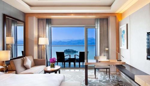 Club level, Guest room, 1 King, Lake view