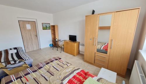 Basic Triple Room with Shared Bathroom