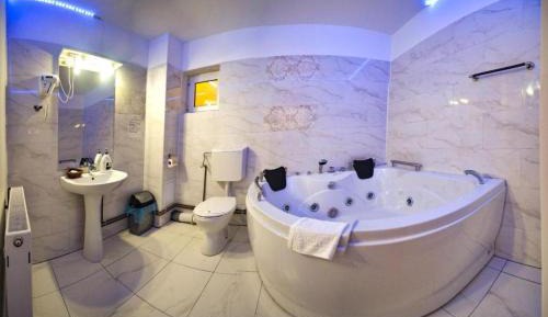 Queen Room with Spa Bath