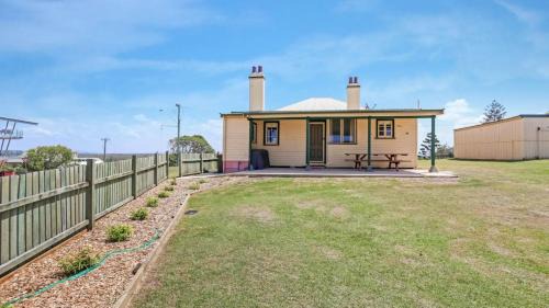 Four-Bedroom Cottage with River View
