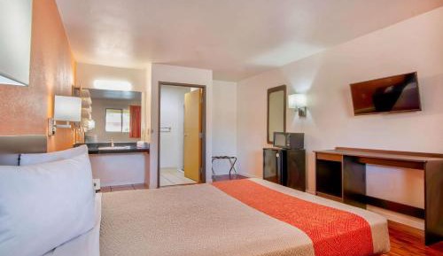 Queen Room - Disability Access - Non-Smoking