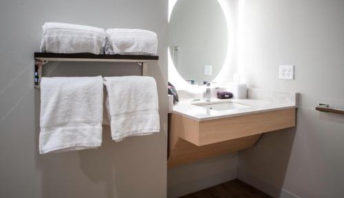 King Studio with Adapted Tub - Mobility Accessible