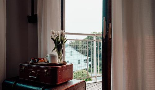 Premium Single Queen with Fireplace and Balcony