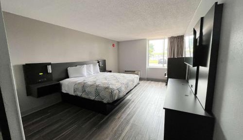 King Room with Roll-in Shower - Disability Access - Non-Smoking