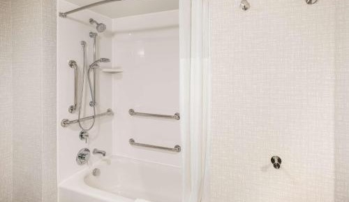 King Room with Bath Tub - Mobility/Hearing Accessible 