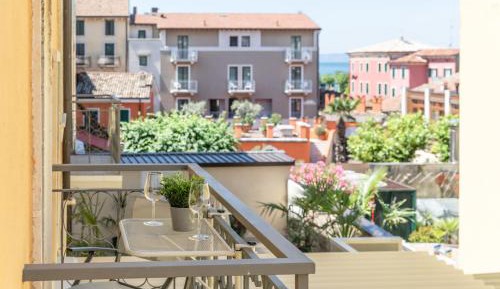 Apartment with Lake View