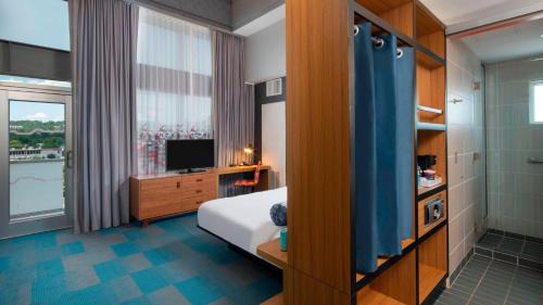 Aloft, Larger Guest room, 1 King, City view, Corner room