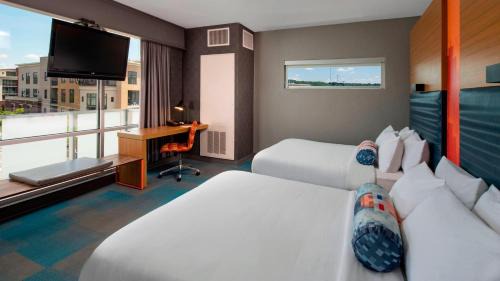 Aloft, Larger Guest room, 2 Queen, City view, Corner room