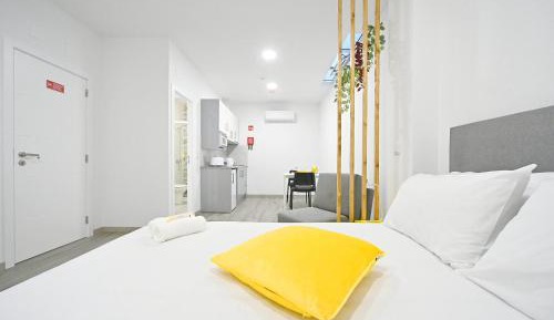 Studio without Balcony with Superior Window (2 Adults + 1 Child) - Yellow