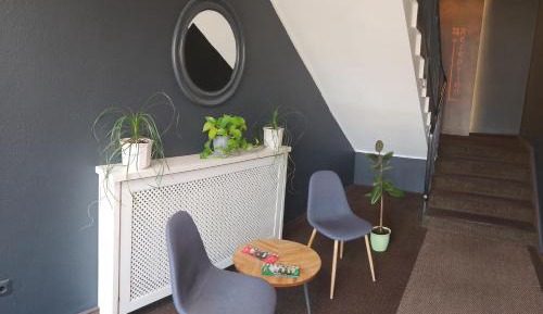 Kleines einfaches Einzelzimmer mit Bad im Zimmer / Dusche im Gang