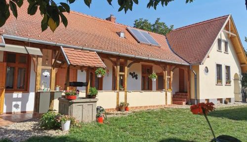 Deluxe Double Room (2 Adults + 1 Child)