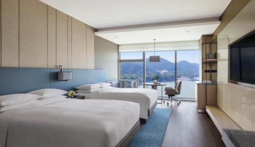 Deluxe, Guest room, 2 Double, Lake view