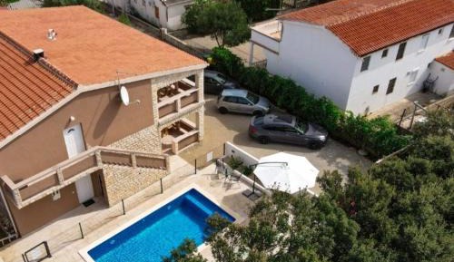 Apartment with Pool View 