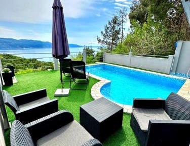 One-Bedroom Apartment with Balcony and Sea View