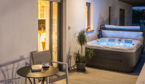 Studio with Spa Bath