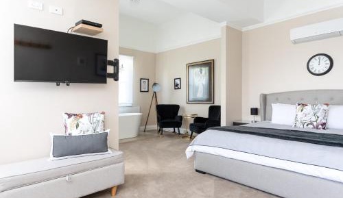 Coco - Deluxe King Room with Bath, ground floor