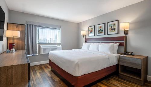 Traditional King Non-Smoking Accessible Roll In Shower