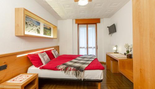Double or Twin Room with Mountain View
