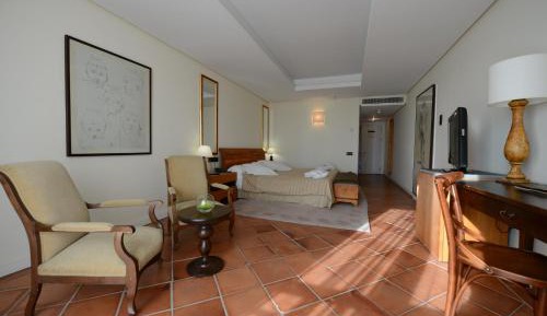 Family Room (2 Adults + 2 Children)