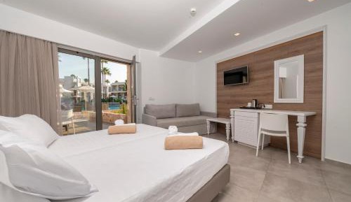 Deluxe Veranda Room with Pool View