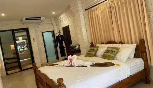 Deluxe Double Room (2 Adults + 1 Child)