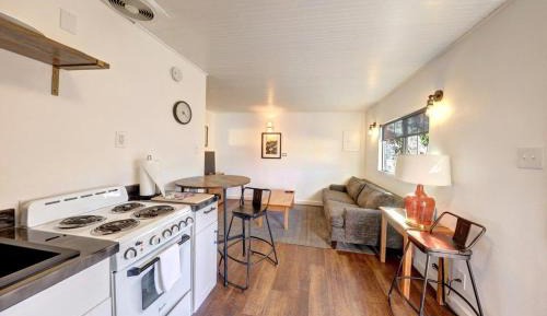 Deluxe Queen Suite