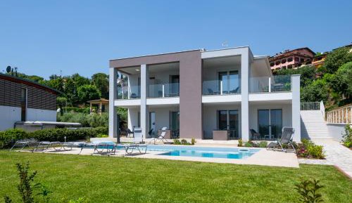 Apartment with Pool View 