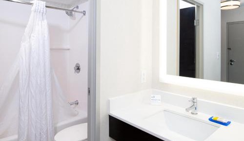 Queen Room with Two Queen Beds- Hearing Accessible Roll in Shower/Non-Smoking