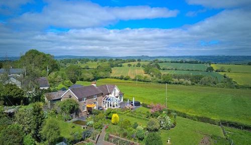 "The Paddock View" Double Room with Bath, Shower & Balcony