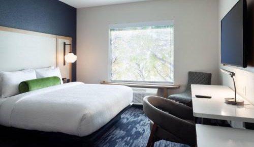 King Room with Roll-in Shower - Mobility Accessible