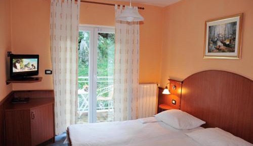 Double or Twin Room with Mountain View