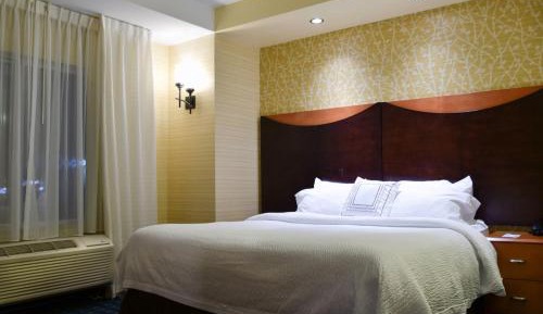 King Room with Adapted Tub - Mobility and Hearing Accessible
